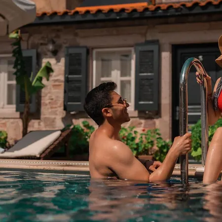 Avlu Cunda * Ayvalı